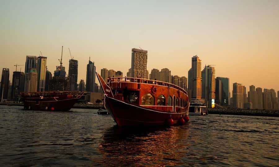 Best 5-Star Dhow Dinner Cruise Dubai Marina Jack Sparrow - Entertainment and the pace of the evening