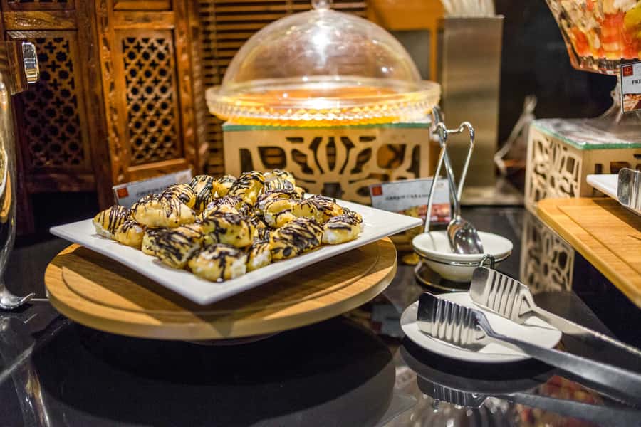 Dubai: 2-Hour Evening Dhow Cruise and Dinner - Music and entertainment vary by evening
