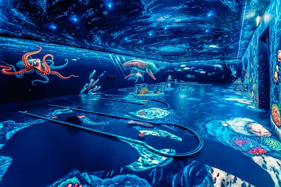 Dubai: 3D Glow-in-the-Dark Blacklight Mini Golf Experience - Why the 3D glasses change the game