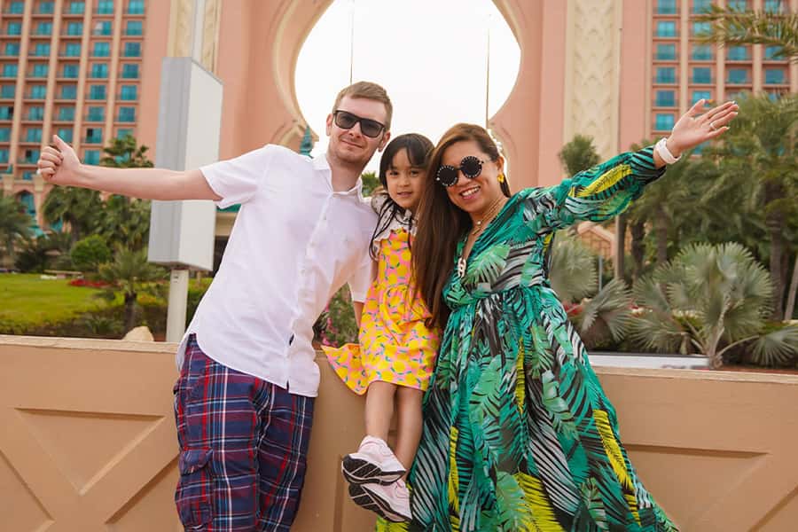 Dubai: 6-Hour Sunset Tour with Burj Khalifa Tickets - Burj Khalifa at night, with a serious queue warning