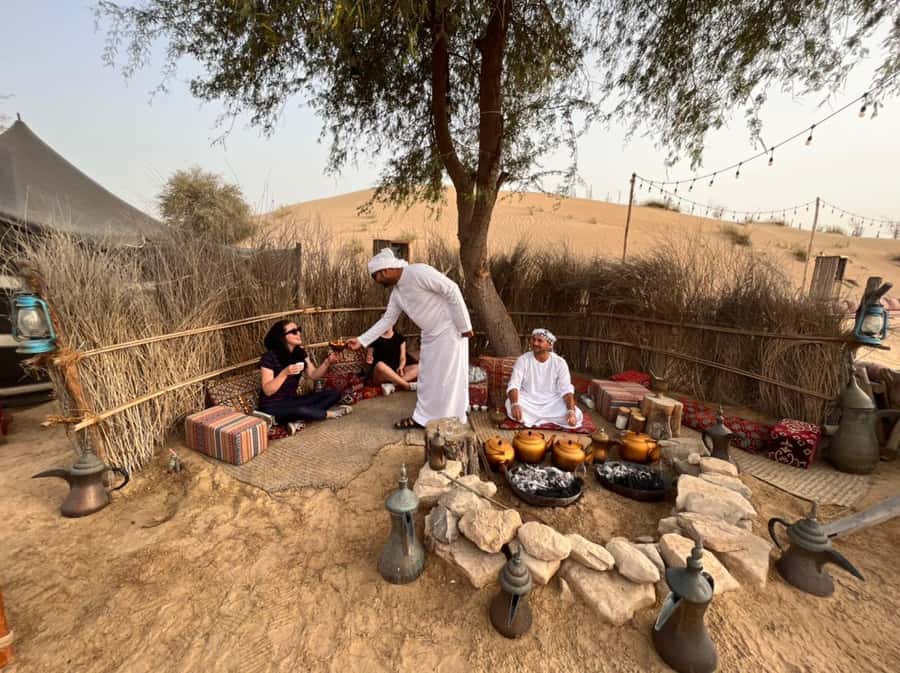 Dubai: Al Marmoom and Al Qudra Lakes Guided Tour with Dinner - Emirati dinner at the oasis camp