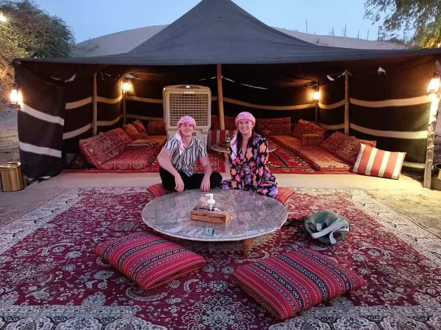 Dubai: Al Marmoom and Al Qudra Lakes Guided Tour with Dinner - Falcons, camels, and Bedouin entertainment