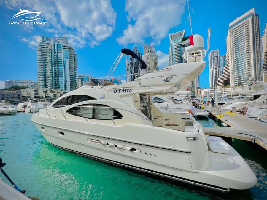 Dubai: Azimut 42 Feet Private Luxury Yacht Cruise - A private boat with room to spread out