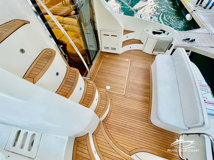 Dubai: Azimut 42 Feet Private Luxury Yacht Cruise - The yacht’s useful spaces and equipment
