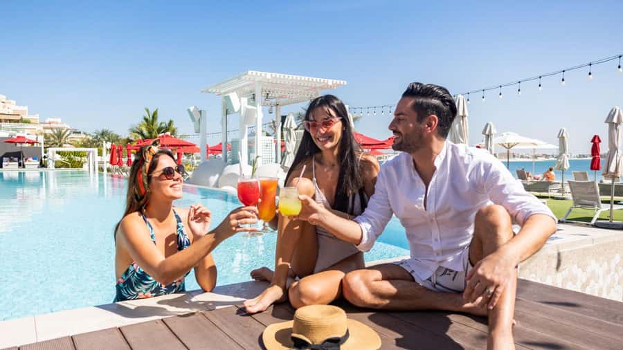 Dubai: Beach Day on the Palm with Skyline Views - Music, service, and the changing mood