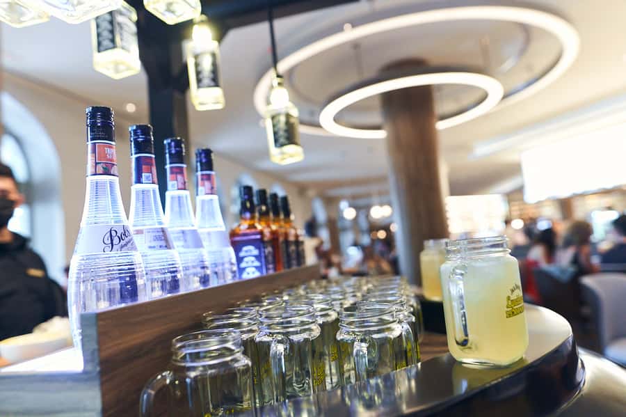Dubai: Buffet Dinner at Saffron in Atlantis the Palm - Service, celebrations, and the family atmosphere