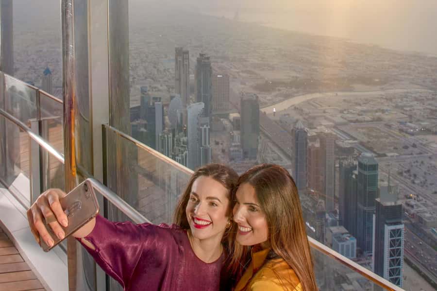 Dubai: Burj Khalifa VIP Experience Level 152 Lounge Access - What happens inside The Lounge