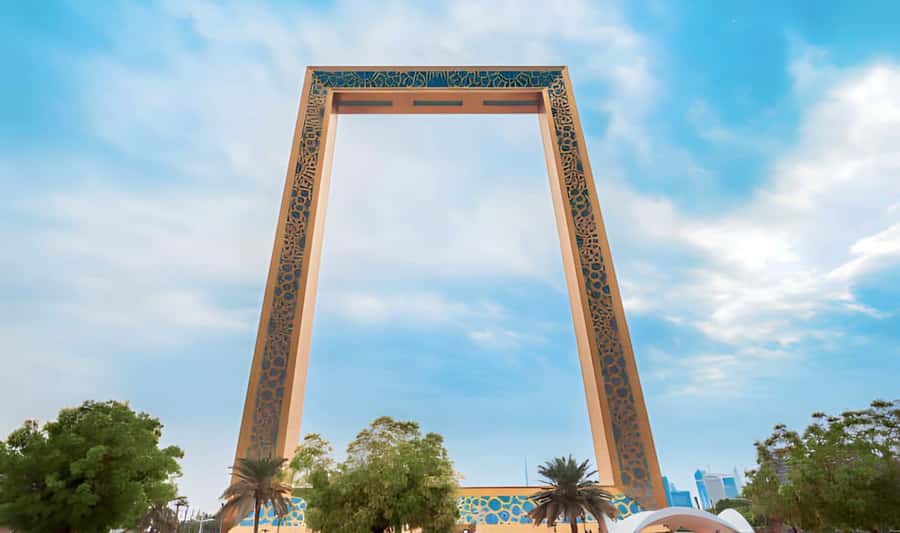 Dubai: City Highlights Tour with Blue Mosque & Street Food - Guides, transport, and the human side of the day