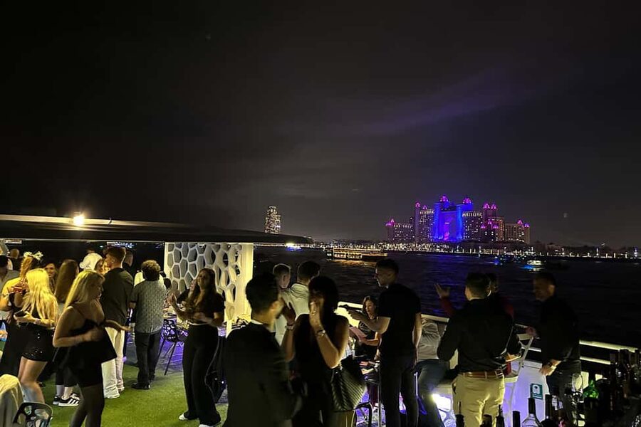 Dubai: Desert Rose NYE Cruise with Dinner and Fireworks - Who should book this cruise?