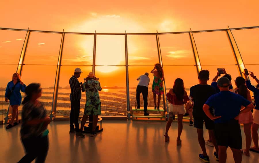 Dubai: Dinner at The View the Palm Observatory - The 240-metre ride to the viewing deck