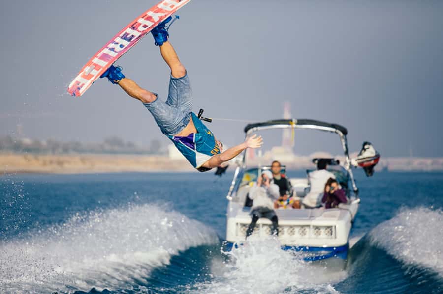 Dubai: Dubai Marina Wakesurfing or Wakeboarding Experience - Wakesurfing or wakeboarding: choosing your style