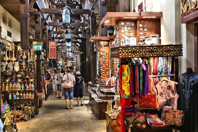 Dubai: Frame Tickets, Creek, Souks & Blue Mosque Guided Tour - How the guides shape the experience