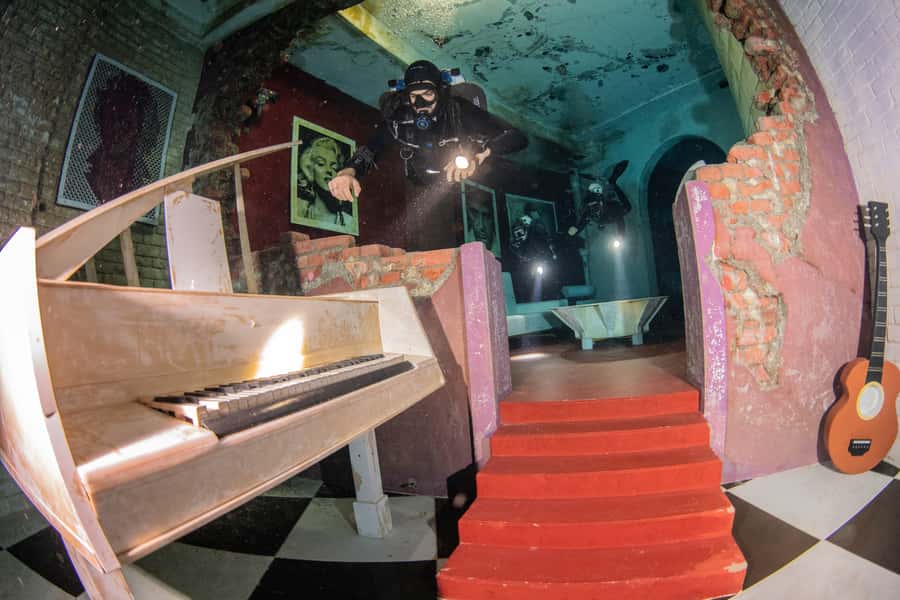 Dubai: Guided Scuba Dive for Certified divers at Deep Dive - Entering Dubai’s underwater city