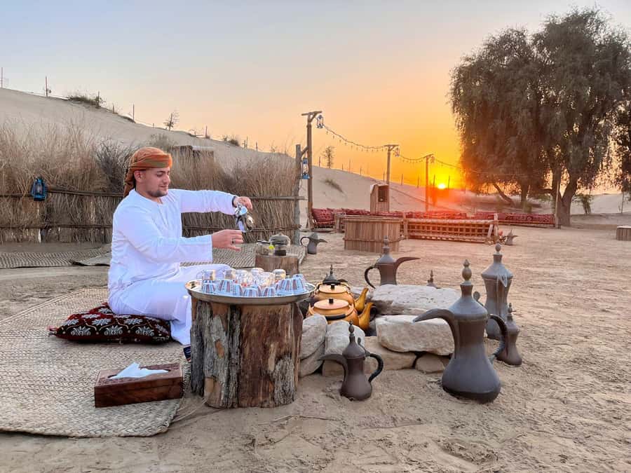 Dubai: Heritage Safari, Camel Ride & Al Marmoom Oasis Dinner - Evening shows vary, so keep expectations flexible