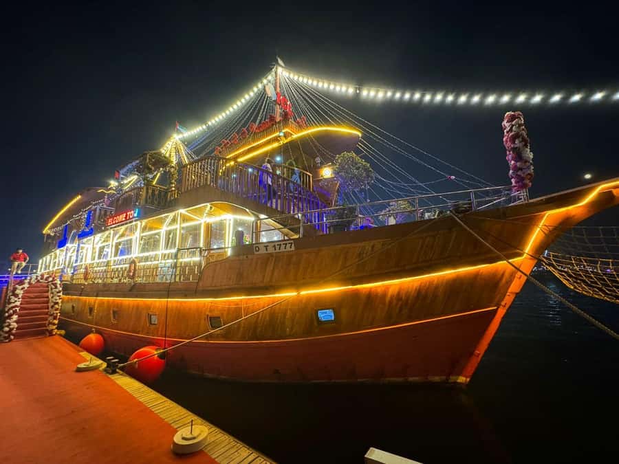 Dubai: Luxury Dinner Cruise with Live Music - Boarding drinks and the evening meal