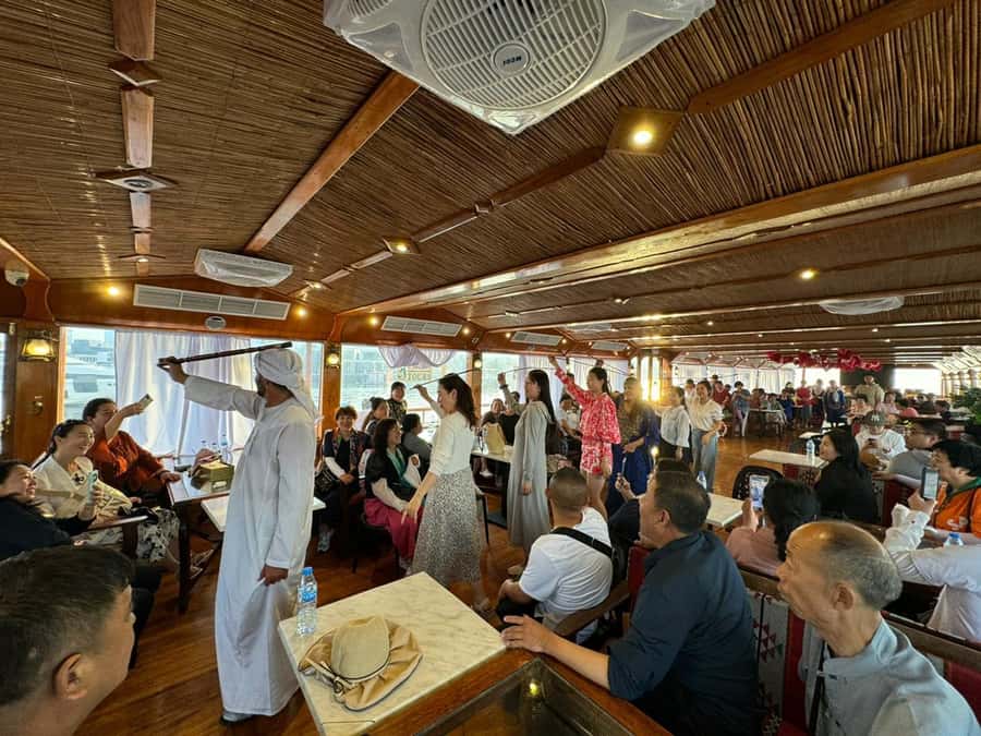 Dubai: Luxury Dinner Cruise with Live Music - Music and the Tanoura performance