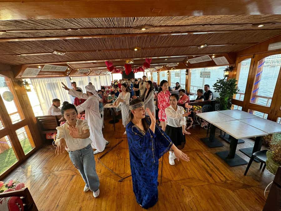 Dubai: Luxury Dinner Cruise with Live Music - Should you book the Dubai dhow dinner cruise?
