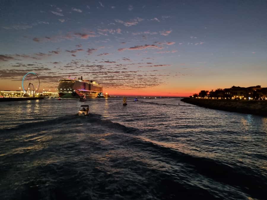 Dubai: Luxury Sightseeing Cruise with Food and Drinks - Key points at a glance