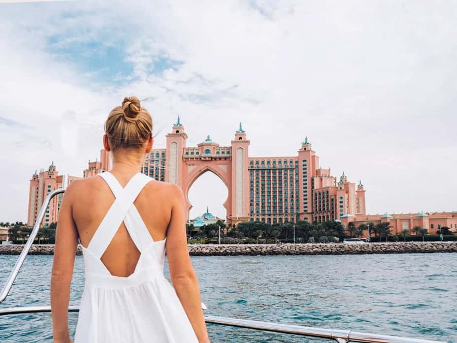 Dubai: Luxury Sunset Yacht Tour with Snacks and Drinks - Why a Dubai sunset cruise works so well