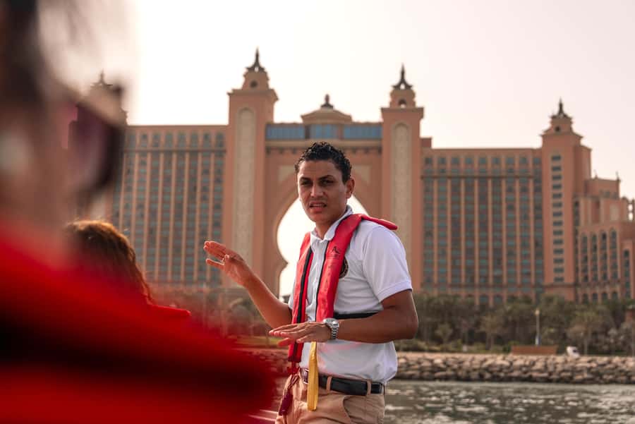 Dubai Marina: 1-Hour Luxury Sightseeing Speedboat Tour - The guide can make the hour better