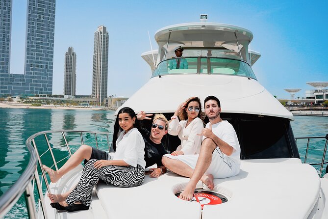 Dubai Marina 1hr Yacht tour with Drinks - Service, seating, and comfort