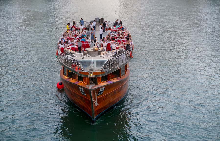Dubai: Marina Luxury Dhow Dinner Cruise - Music, mood, and the shared-boat factor