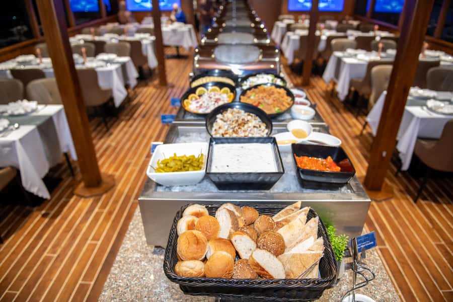 Dubai Marina: Luxury Dinner Cruise, Live Show, Open Bar & DJ - Small practical details that make a difference