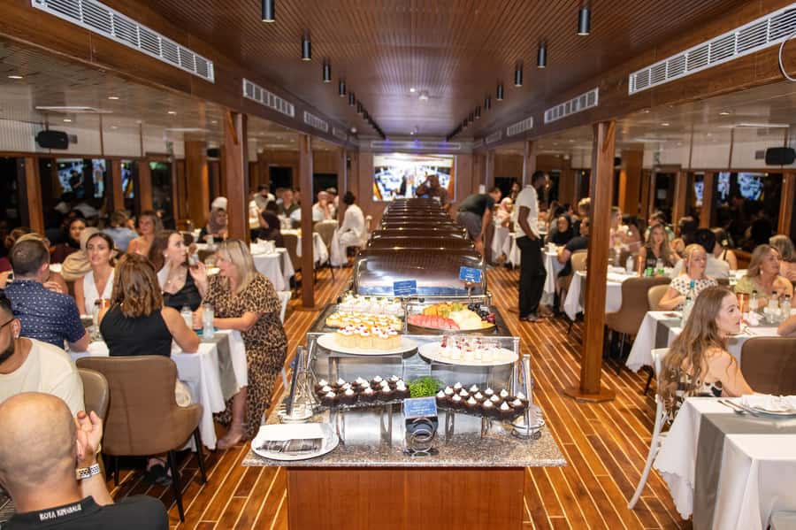Dubai Marina: Luxury Dinner Cruise, Live Show, Open Bar & DJ - What the two-hour schedule feels like
