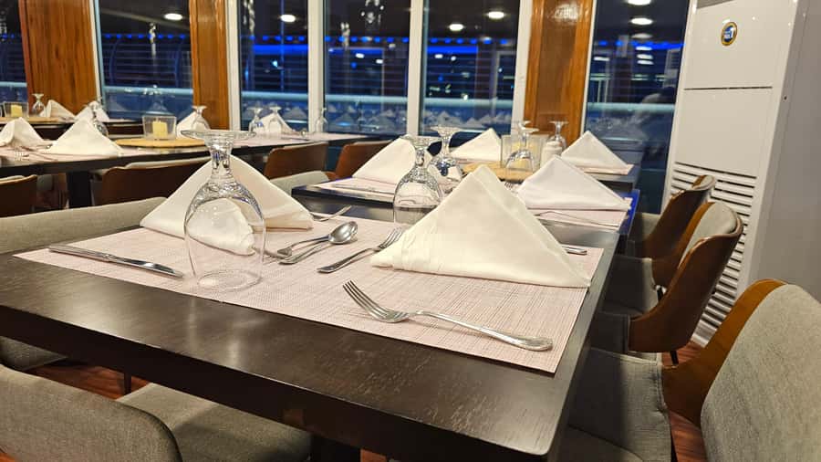 Dubai: Marina Premium Dinner Cruise with Unlimited Drinks - Music, entertainment, and the upper deck