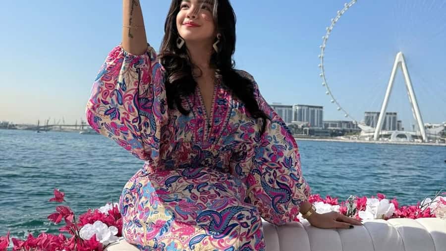 Dubai Marina: Private Boat Tour with Flower - Proposals, birthdays, and quiet couple time