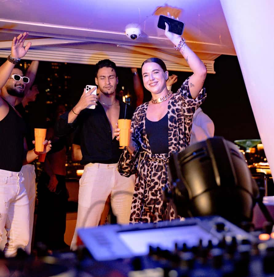 Dubai: Marina Yacht Party with BBQ, Unlimited Drinks and DJ - Boarding the yacht and choosing your spot