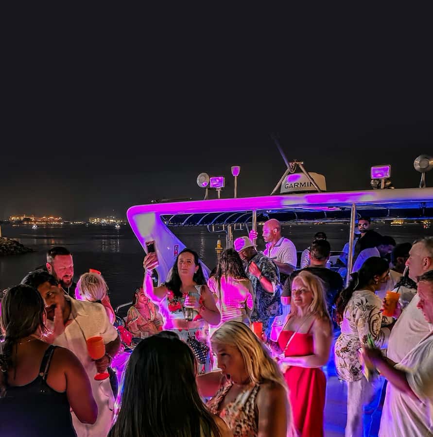 Dubai: Marina Yacht Party with BBQ, Unlimited Drinks and DJ - Unlimited drinks and onboard service