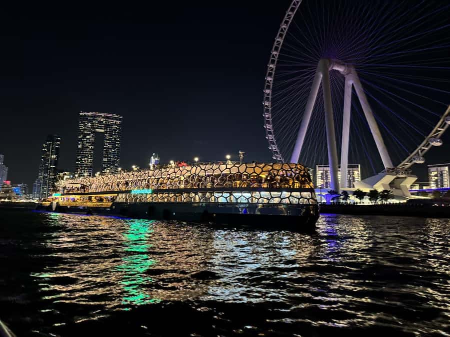 Dubai: Mega Yacht Dinner Cruise with Buffet - What you eat, and how the dining works