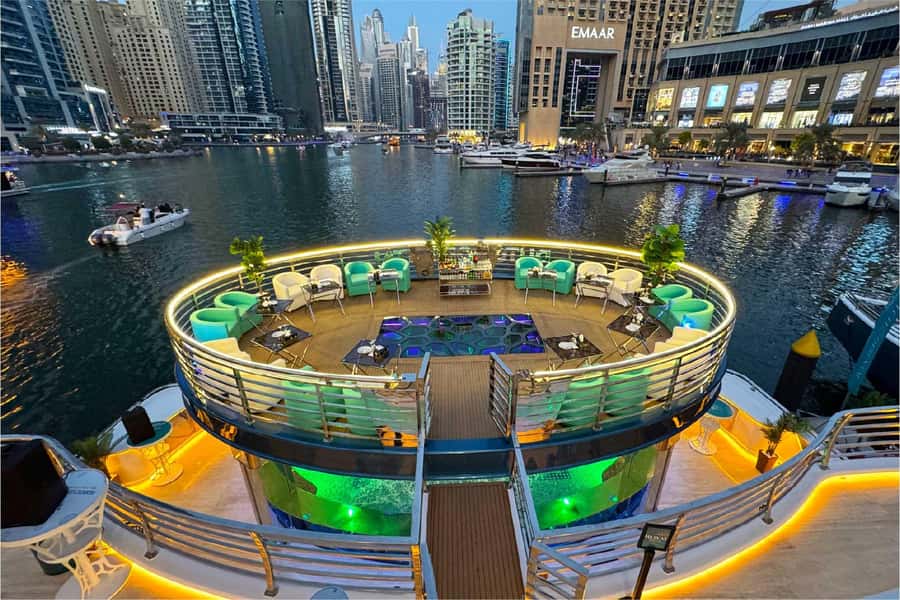 Dubai: Mega Yacht Dinner Cruise with Buffet - VIP or standard: which ticket makes sense?