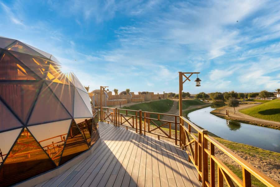 Dubai: Overnight Safari, Dinner, Stargazing & Al Khayma Camp - Guides, group size, and service