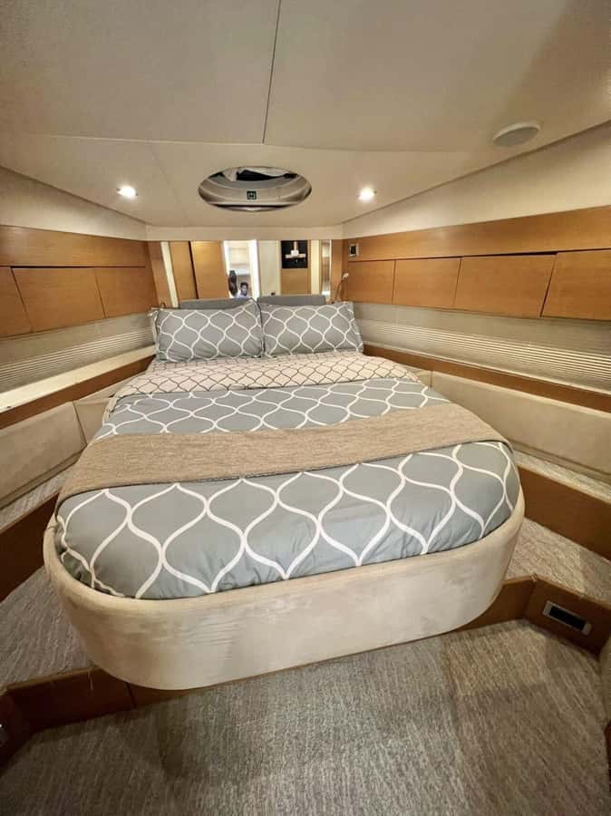 Dubai: Palm Jumeirah luxury private yacht Tour - The three-hour option and swimming stop