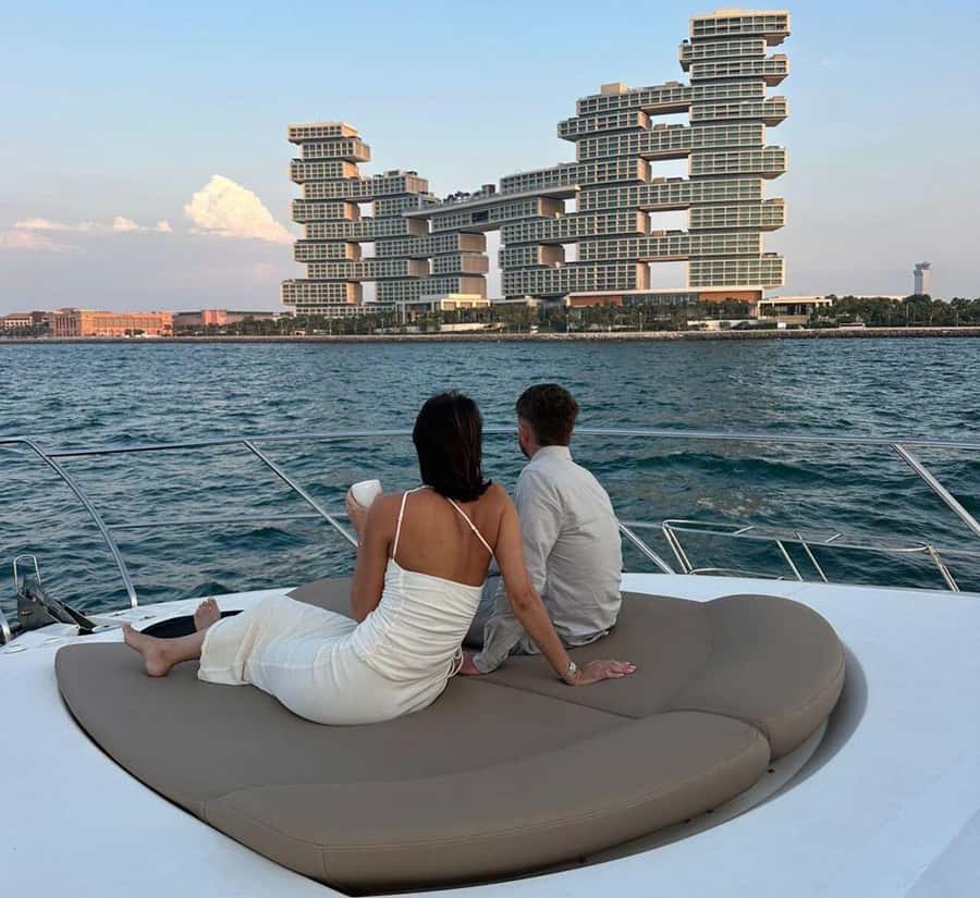 Dubai: Palm Jumeirah luxury private yacht Tour - Food, drinks, and optional extras