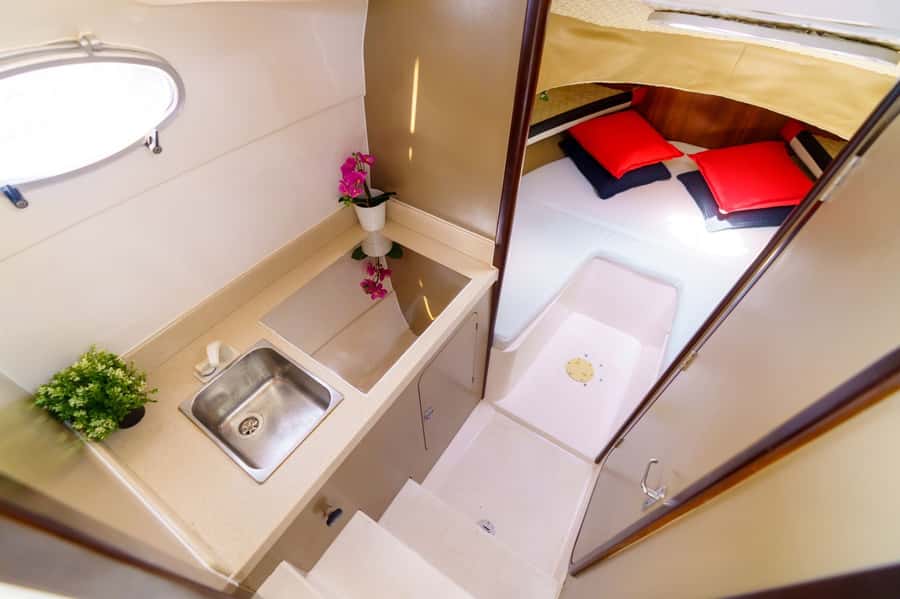 Dubai: Private Coastline Landmarks Mini-Yacht Tour - Atlantis at the tip of the Palm