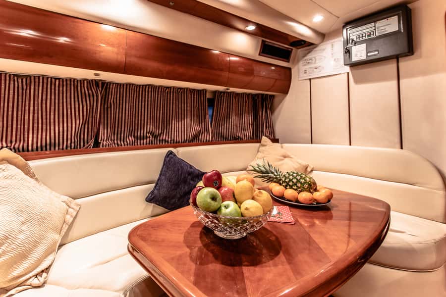 Dubai: Private Luxury Everest Yacht Cruise from Dubai Marina - Jumeirah Zabeel Saray and Burj Al Arab