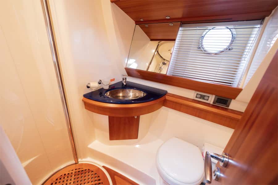 Dubai: Private Luxury Yacht Cruise for up to 20 People - Is $200 good value for a private yacht?