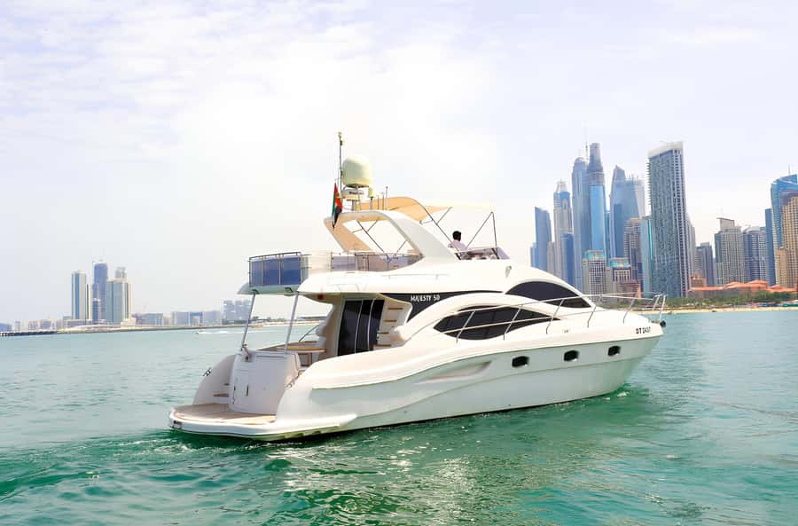 Dubai: Private Yacht Tour Experience with Soft Drinks - What the one-hour cruise actually gives you