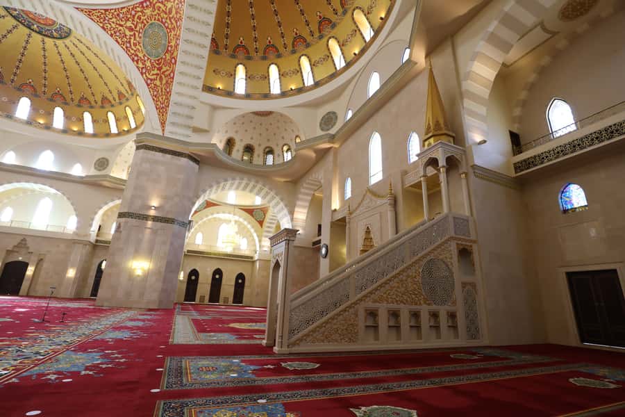 Dubai: Sheikh Zayed Mosque, Fujairah and Khorfakkan Tour - Khorfakkan Square, waterfall, and amphitheater