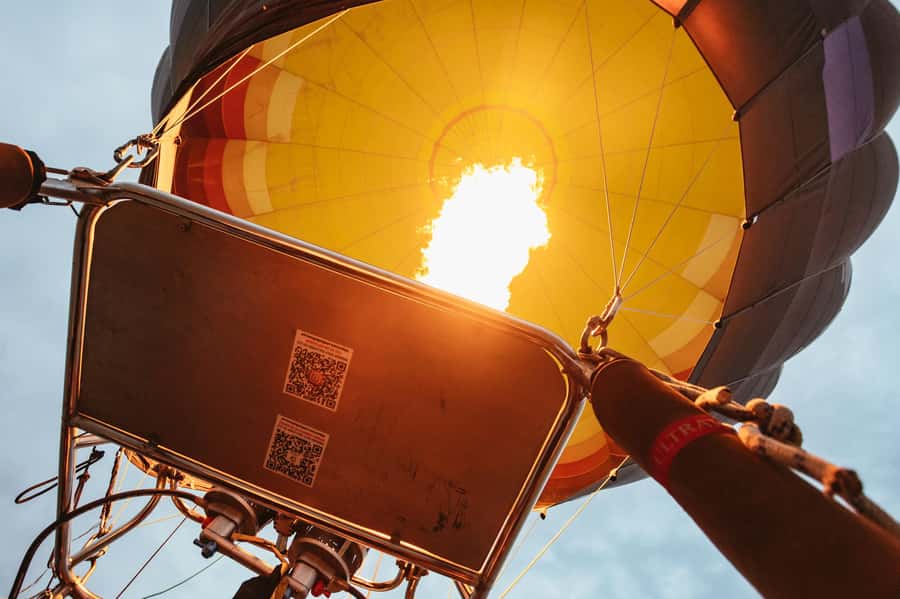 Dubai: Sunrise Hot Air Balloon Tour Over the Desert - Who should choose this experience?