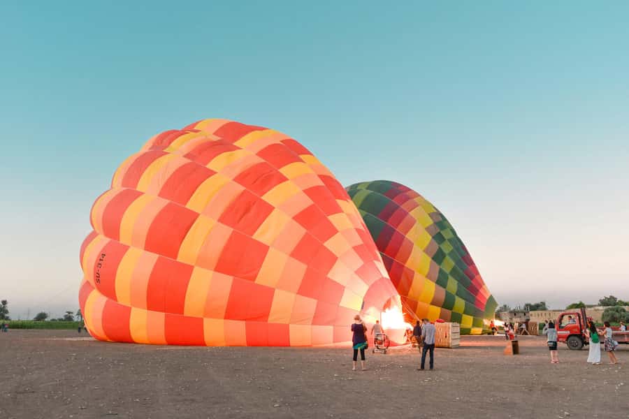 Dubai: Sunrise Hot Air Balloon Tour with E-Certificate - Starting before sunrise in central Dubai