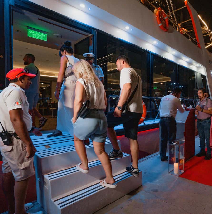 Dubai: Sunset or Dinner Cruise with Live Music & Open Bar - Who should book this cruise?