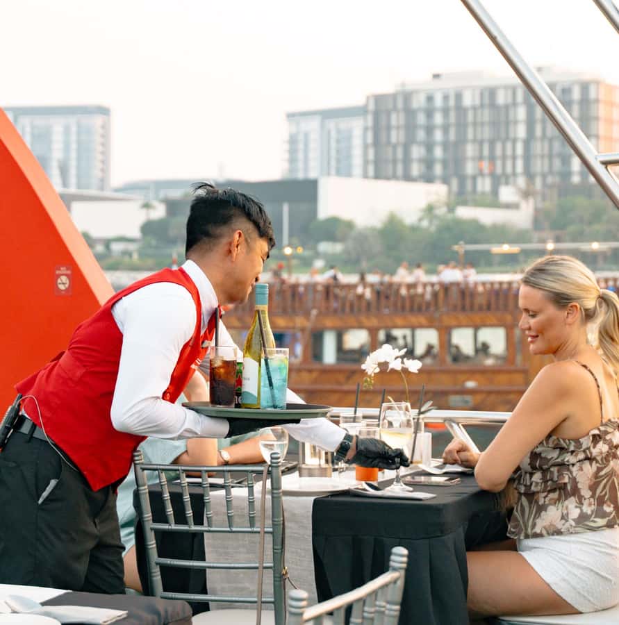 Dubai: Sunset or Dinner Cruise with Live Music & Open Bar - Should you book the sunset or dinner option?