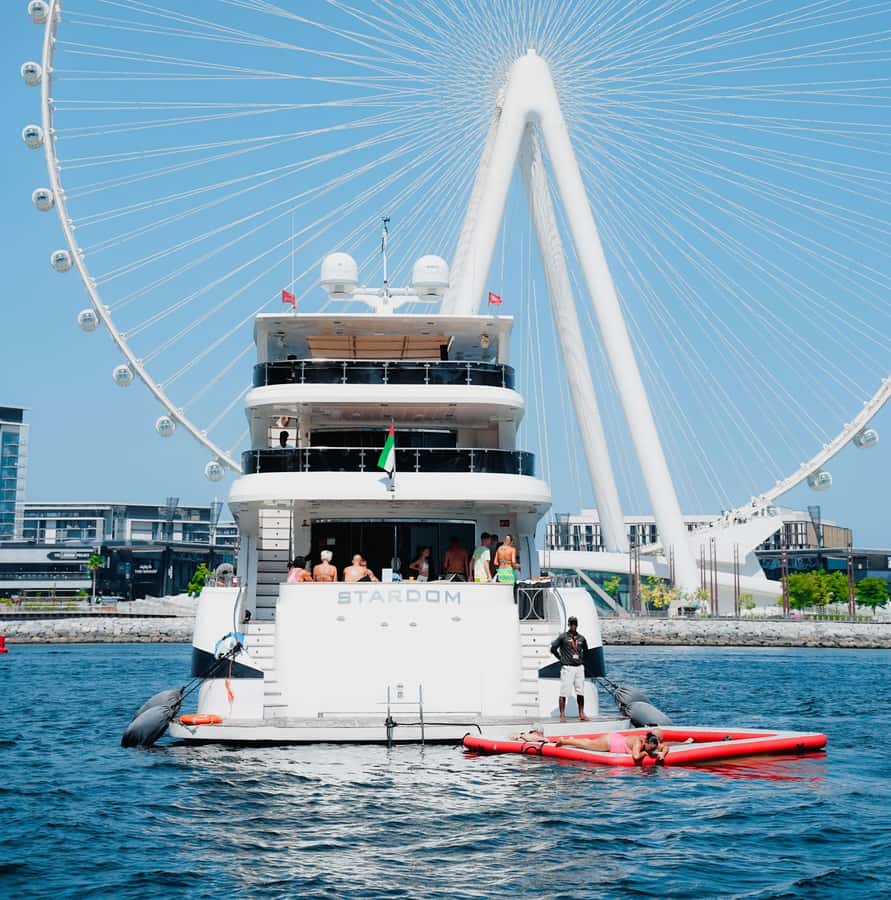 Dubai: Superyacht Experience with Live Music & Drinks - A three-hour route past Dubai’s best-known waterfront sights