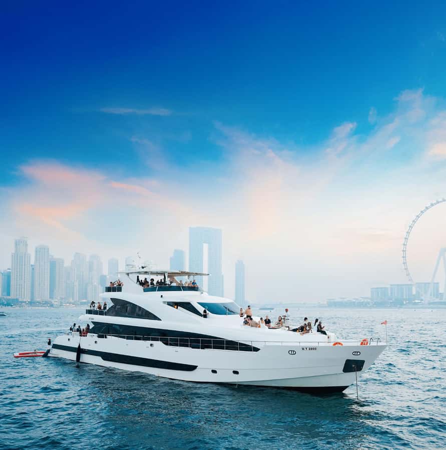 Dubai: Superyacht Experience with Live Music & Drinks - Choosing between breakfast, lunch, sunset and dinner