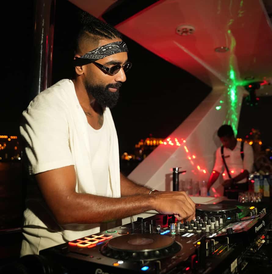 Dubai: Superyacht Experience with Party & Live DJ - Comfort, age mix, and weather on deck