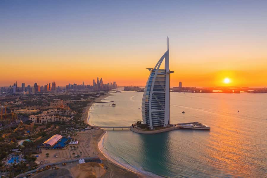 Dubai: Top 15 Must-See Dubai Sightseeing Tour in a SUV/VAN - A shawarma break that gives the tour a local pause